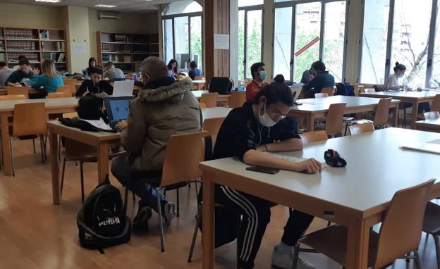 La prudencia marca la primera jornada sin mascarillas en interiores entre los jienenses