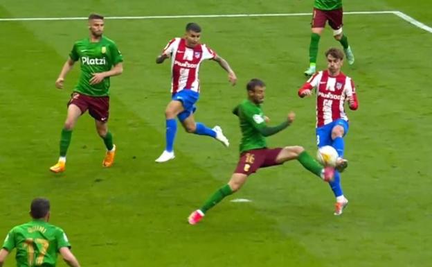 No hay penalti de Víctor Díaz a Griezmann por un golpe involuntario