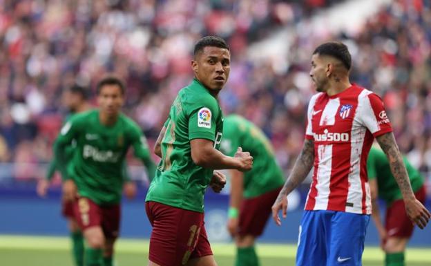 Machís no acaba el partido por una lesión muscular