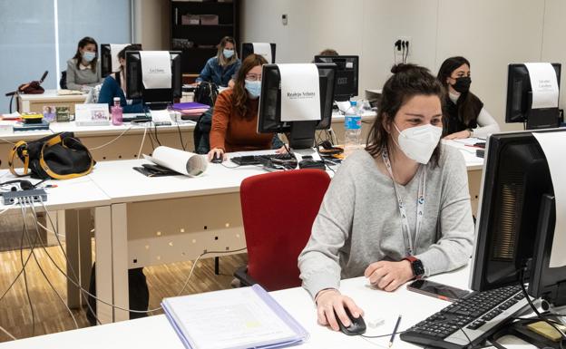 Los empleados públicos siguen utilizando la mascarilla, al menos de momento