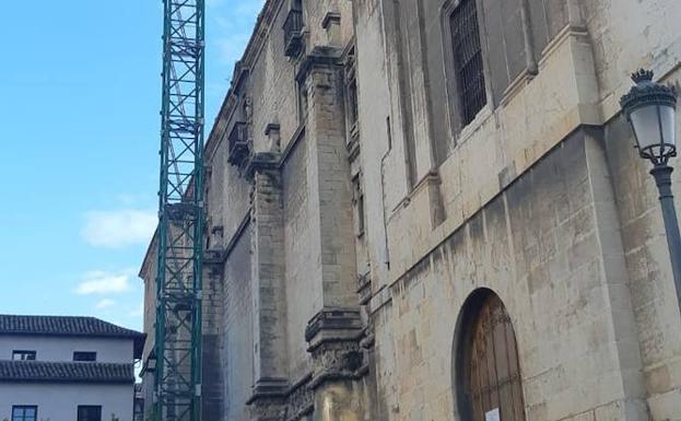 Cortes en el tráfico el fin de semana por el desmontaje de la grúa de la Catedral
