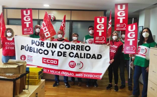 Representantes sindicales se encierran en la jefatura de Correos de Almería por la «precarización» del empleo