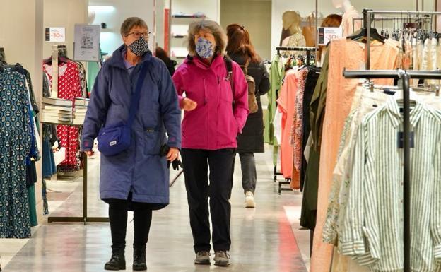 La multa que puede caerte por no llevar la mascarilla en sitios obligatorios, según el BOE