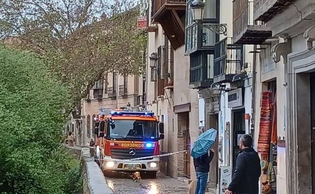 Los Bomberos apagan un fuego en el horno del restaurante Negro Carbón de la Carrera del Darro