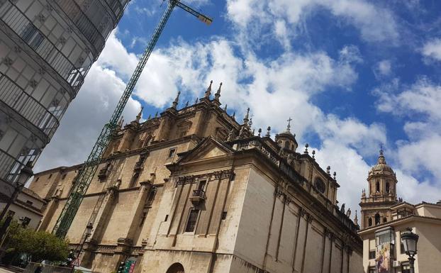 El viento impide el desmontaje de la grúa empleada en las obras en la Catedral, previsto para hoy