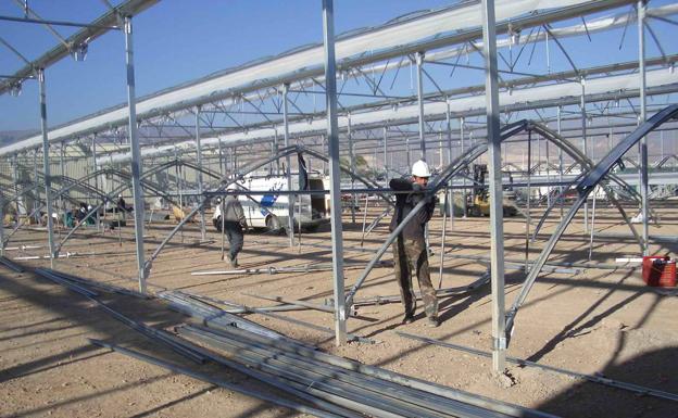 Bajan los accidentes laborales en todos los sectores, menos en servicios