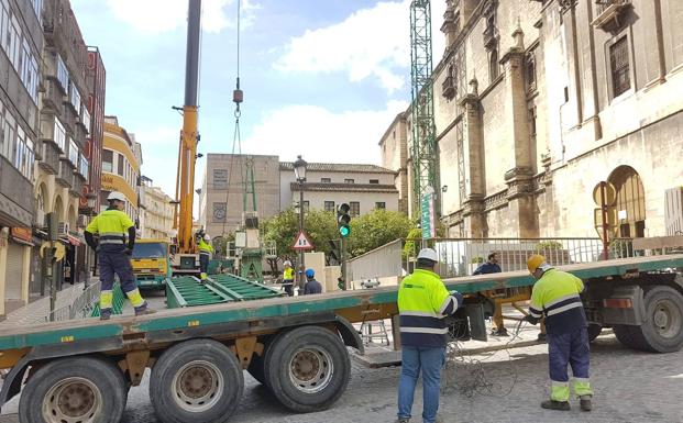 Desmontan la grúa empleada para las obras de la Catedral