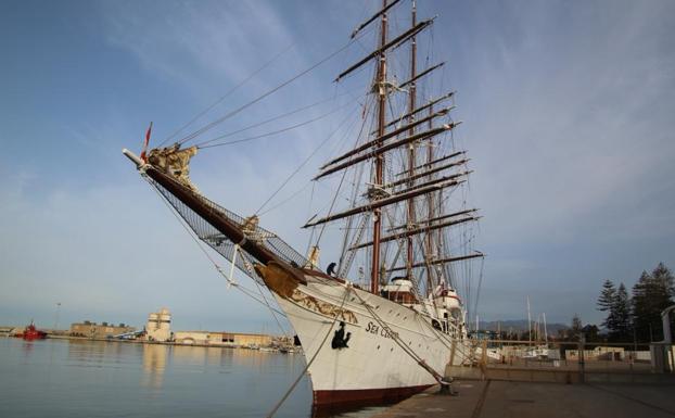 El lujoso velero Sea Cloud atraca en el Puerto de Motril