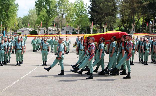 Parada militar en honor del legionario fallecido en unas maniobras