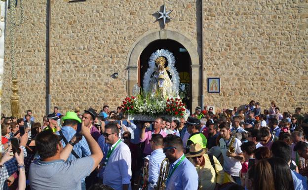 Navas de San Juan honra a su patrona entre devoción, la gastronomía en 'los hatos' y los cánticos de 'los mayos'