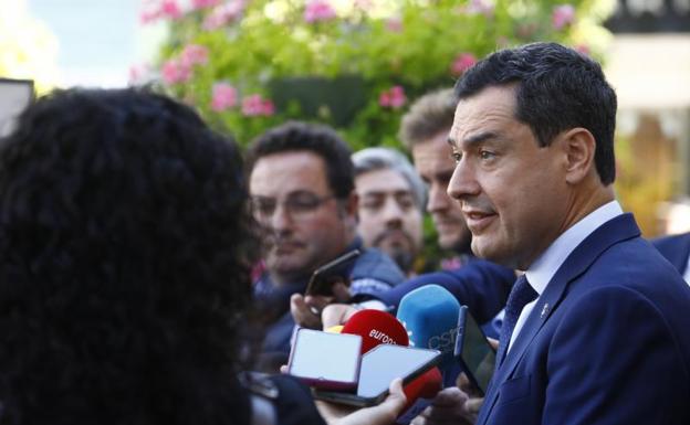 Moreno ve posible «gobernar en solitario» aunque admite que Vox lo va a poner «difícil» con Olona