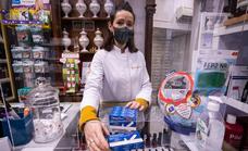Las farmacias de Granada viven la misma demanda por el coronavirus que en el pico de la sexta ola