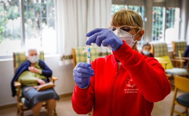 Una quincena de ancianos contagiados en residencias ha muerto en la provincia en abril