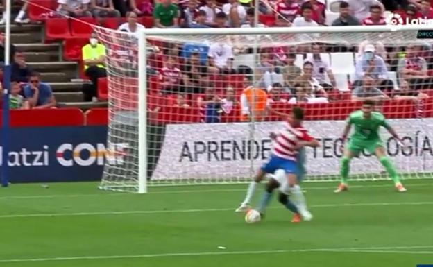 Milla no llega a tocar el centro de Machís, por lo que el gol es legal