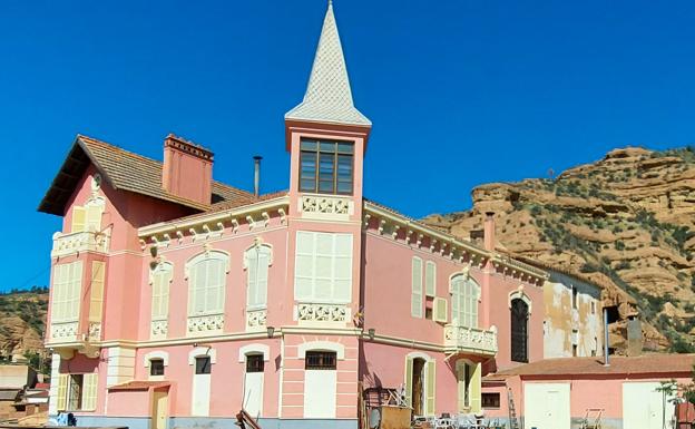 El palacio de cuento que atrae turistas a un pueblo de 400 habitantes de Granada