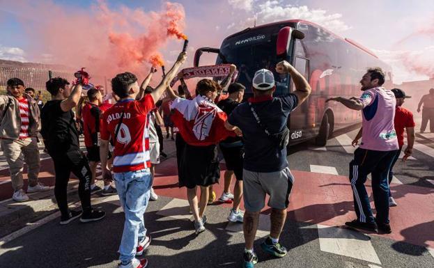 Despedida al Granada entre botes de humo