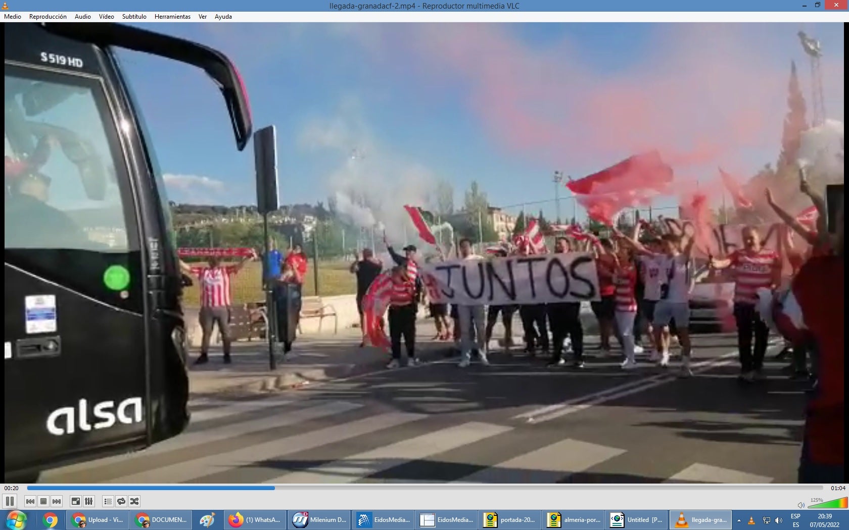 Euforia en la ciudad deportiva del Granada tras el regreso del equipo desde Mallorca