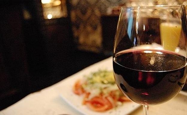 ¿Realmente es saludable beber una copa de vino al día? Responde un nutricionista