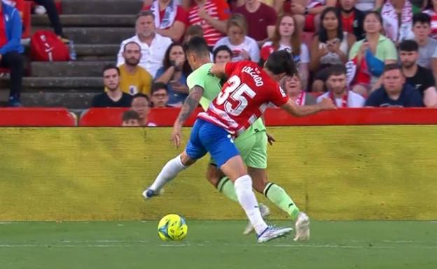 No hay falta de Collado en su gol y sí existe fuera de juego de Suárez en el 2-0 anulado