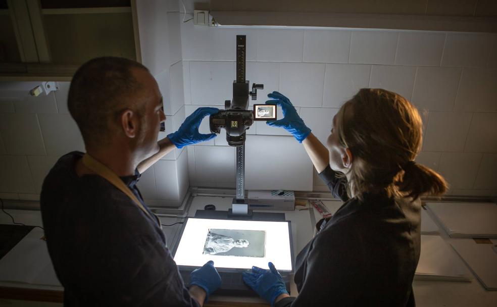 Los 'resucitadores' de fotos antiguas de Granada