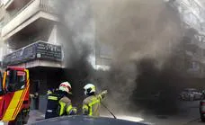 Un incendio en el cuarto de contadores de un edificio de la calle Azorín provoca una gran columna de humo