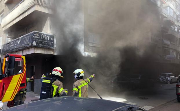 Un incendio en el cuarto de contadores de un edificio de la calle Azorín provoca una gran columna de humo