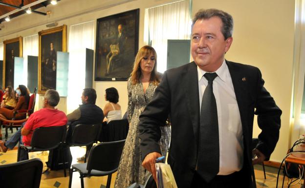 Juan Fernández cesa como concejal tras tres décadas de cargo público en Linares