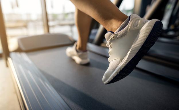 Se cae de una cinta andadora en su gimnasio de Granada y reclama una indemnización