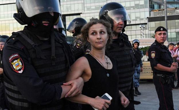 Maria Aliójina, líder de Pussy Riot, huye de Rusia vestida de repartidora