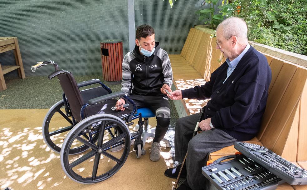 El alumno que arregla sillas de ruedas en Churriana como castigo tras ser expulsado