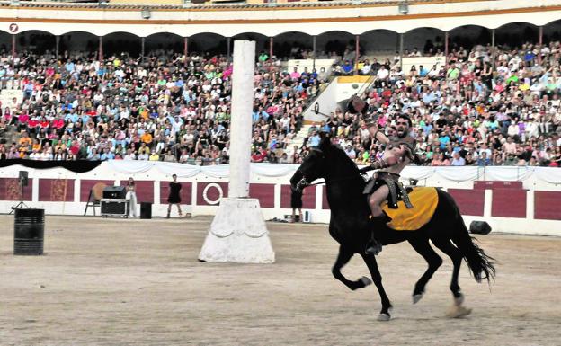Linares vibra con el circo y el multitudinario desfile de las Fiestas de Cástulo