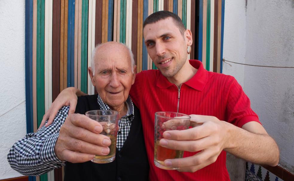 Lo bonito de beber vino con el abuelo en Granada