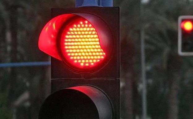 El caso en el que debes saltarte un semáforo en rojo: no hacerlo puede tener multa