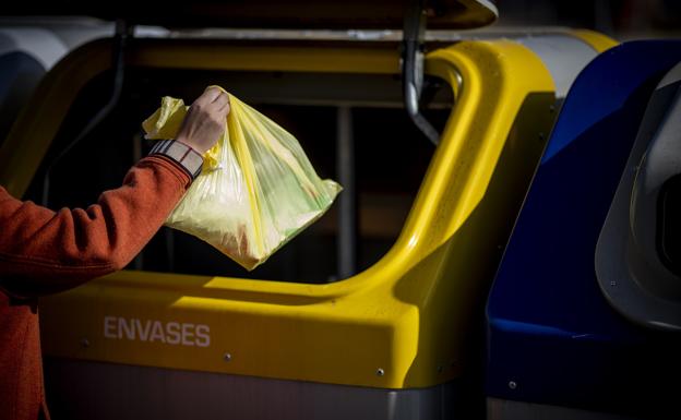 Cuatro de cada cinco almerienses ya usa el contenedor amarillo de forma habitual