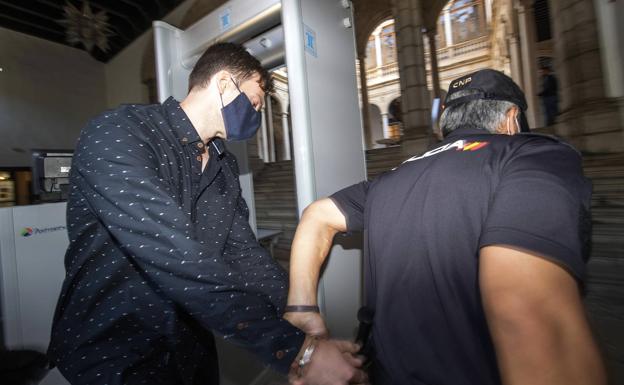 El padre de la víctima del legionario de Viator testifica que salió «engreído» del piso tras degollarla