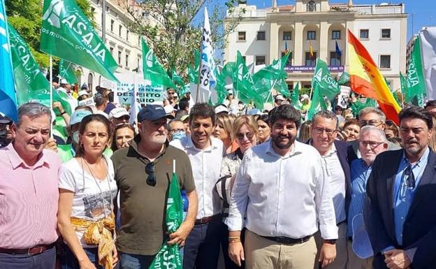 Los regantes protestan en Alicante contra la «muerte lenta» del trasvase Tajo-Segura