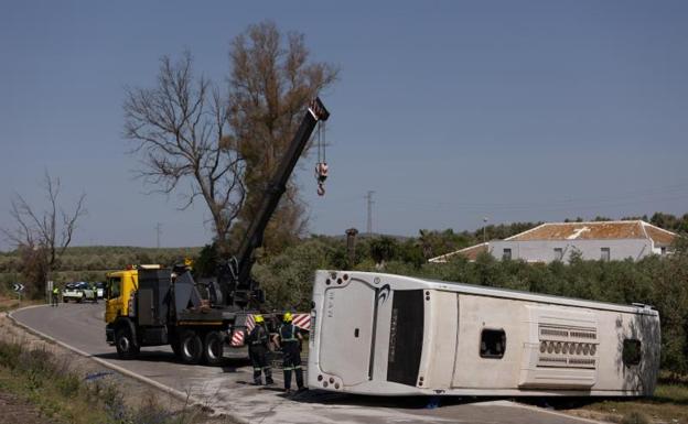Dos muertos al volcar un autobús con una veintena de temporeros en Sevilla