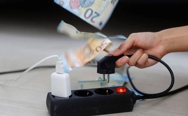 Los 5 consejos para ahorrar hasta 250 euros al año en la factura de la luz