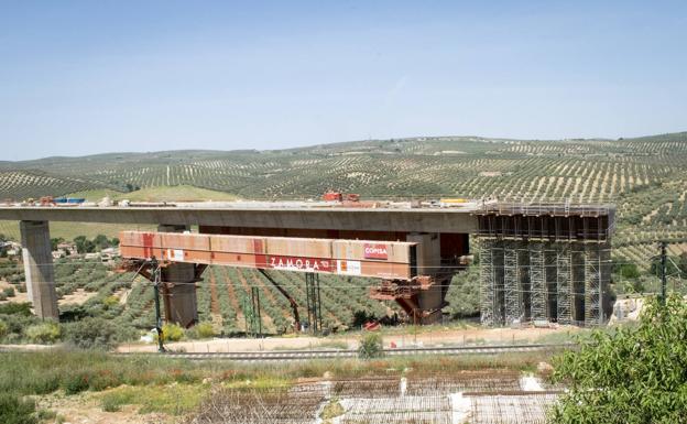 Las obras pendientes del AVE afectan a la Villa Romana de Salar y a empresas de Loja