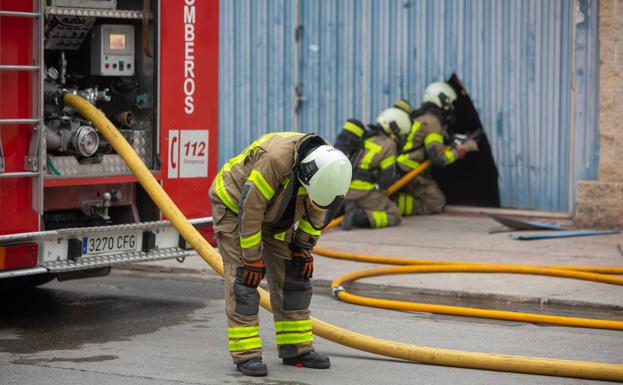 Extinguido sin daños personales el incendio declarado en un polígono de Ogíjares
