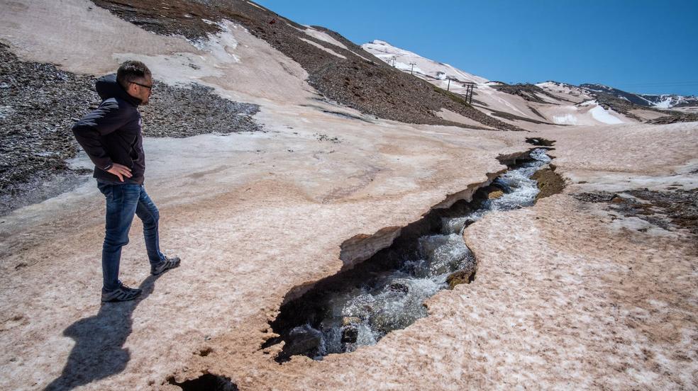 El polvo rojo sahariano acelera el deshielo y genera una imagen insólita de Sierra Nevada