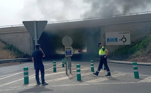 Arde un coche en Ogíjares después de que su conductor abandonara el vehículo