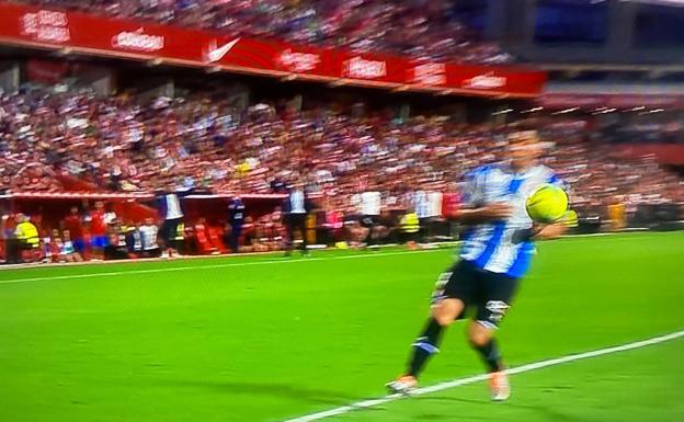 Penalti claro por mano de Cabrera