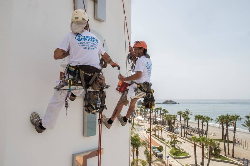 La retirada de la calima desborda a las empresas de pintura y limpieza vertical de cara a la época turística