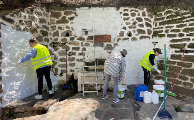 Hidrolimpiadoras municipales y blanqueo a la carrera para borrar la calima en los pueblos turísticos