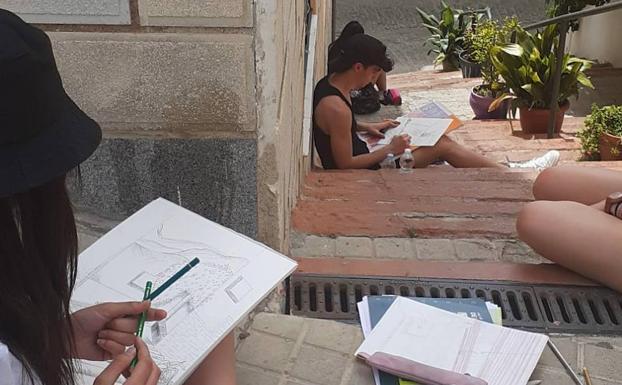 La Escuela José Nogué y el barrio del Almendral, arte en cada escalón