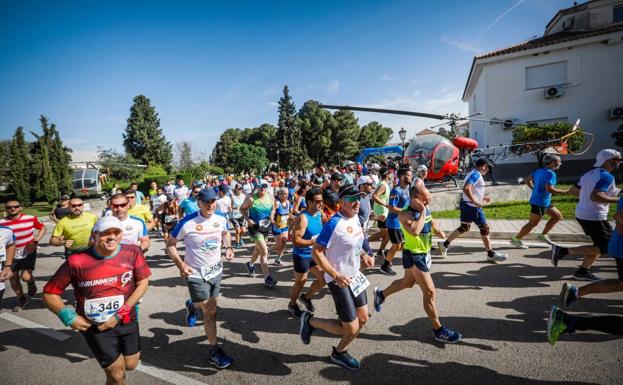 Los 'volantones' vuelan libres por la Base Aérea en su feliz centenario