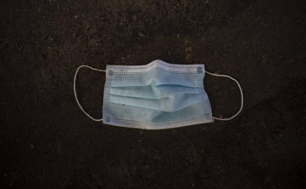 La mascarilla libra de la prisión al supuesto atracador de un estanco de Granada