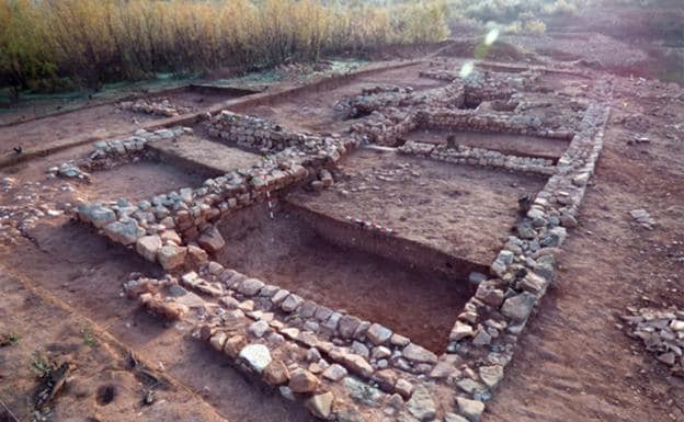 Recorrer la huella de una villa romana que emergió de las aguas del Giribaile