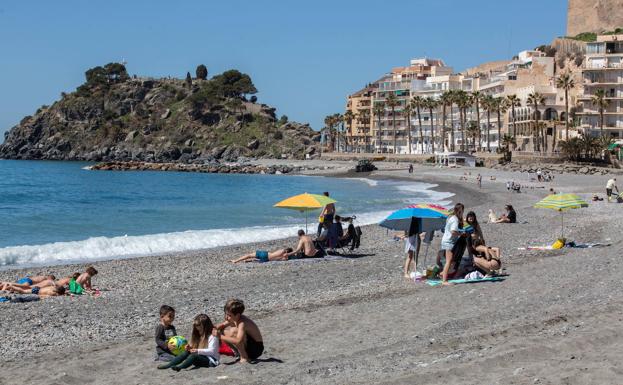 Reaniman a un joven en la playa Puerta del Mar de Almuñécar tras sufrir un paro cardiaco